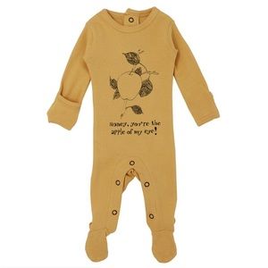 L’ovedbaby Organic graphic footie in Honey Apple